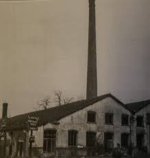 alte Ziegelfabrik mit Schornstein
